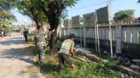 Jumat Bersih Depan Kantor Desa Jadi Sasaran Babinsa Koramil 12 Serangbaru