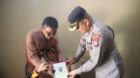 Keharuan Seorang Awak Media Ketika Kapolres Pelalawan Serahkan Kursi Roda