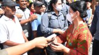 Kunjungi Pasar Sukawati, Ibu Iriana Sapa Warga dan Beli Sejumlah Produk Lokal