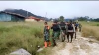 Babinsa Koramil Jila Bantu Evakuasi Warga Binaannya Ke Puskesmas