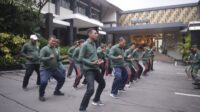 Babinsa Kelurahan Gilingan Genjot Anggota Linmas Dengan Penguatan Fisik, Ini Tujuannya