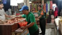 Pantau Harga Sembako Pasar Tambun Jadi Sasaran Babinsa