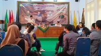 Presidium MN KAHMI Romo Syafii memberikan kuliah umum di Universitas Panca Marga Probolinggo dan memberikan buku Paradoks Indonesia