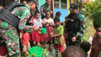 Cetak Generasi Sehat, Satgas Yonif 143/TWEJ Tanamkan Pola Hidup Bersih dan Sehat di Pedalaman Papua
