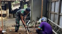 Peduli Kesehatan Warga, Babinsa Nguntoronadi Dan Petugas Puskesemas Buat Jamban Layak Pakai