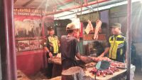 Babinsa Pantau Harga Sembako di Pasar Tegal Danas