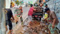 Akibat Mampet Babinsa Berjibaku Bongkar Saluran Air 