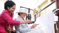 Ibu Iriana Ajak Permaisuri Jepang Lihat Lukisan dan Pameran Batik Jawa Hokokai