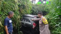 Sebuah Mobil Terguling Ke Dalam Sebuah Selokan, Polsek Tamansari Polres Bogor Gelar Olah TKP