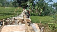Karya Bakti Babinsa Purwoharjo Bersama Warga Bangun Jembatan Yang Dulu Terbawa Banjir