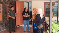 Cegah Demam Berdarah, Babinsa Kepatihan Kulon Dampingi Tim Jumantik Cek Jentik Nyamuk