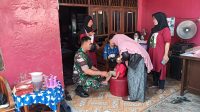 Dorong Pertumbuhan Anak Bangsa Babinsa Dampingi Pemberian Vaksin Polio