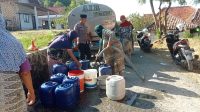 Polisi RW Polres Sampang Terus Bagikan Air Bersih Kepada Masyarakat Dan Tempat-Tempat Ibadah