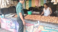 Pantau Harga Bahan Pokok Babinsa Silaturahmi Dengan Pedagang,