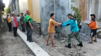 Mudahkan Aktifitas Masyarakat, Koramil 04/Jebres Gotong Royong Dalam Karya Bakti Daerah Tahap VI TA. 2023 di Kelurahan Pucangsawit