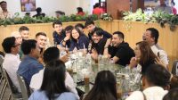 Makan Nasi Padang Bareng Wartawan, Prabowo Nyanyikan Happy Birthday untuk Rekan Jurnalis