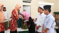 Pengurus DWP Ditjen Dukcapil Serahkan Sumbangan dan Sapi Kurban ke Ponpes Al Qomariyah, Pamijahan Kabupaten Bogor