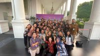 Usai Bertemu Presiden, Prabowo Ditodong Foto Pose Saranghaeyo Bareng Pewarta Istana