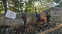 Gandeng Karangtaruna, Babinsa Kelurahan Karangasem Gotong Royong Bangun Pos Ronda