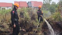 Respon Cepat Brimob Kalbar Padamkan Api Hadapi Karhutla