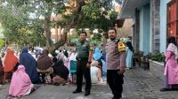 Bersama Bhabinkamtibmas, Babinsa Kepatihan Kulon Amankan jalannya Sholat Idul Adha 1444 H Th 2023