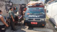 Peduli Kebersihan Babinsa Kelurahan Pajang Bersama DLH Bersihkan Tempat Pembuangan Sampah