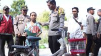 AKBP Siswantoro Kunjungi Gadis Penderita Sakit Jantung Yang Temukan Balon Udara HUT Bhayangkara Ke-77 Polres Sampang