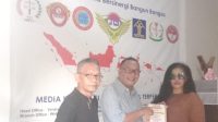 Ketua DPI Serahkan Sertifikat Badan Usaha Perusahaan Pers Kepada Owner PT. Sumber Multimedia Independent