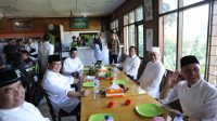 Usai Sholat Idul Adha, Prabowo Santap Nasi Timbel Bareng Polantas, PM dan Wartawan di Bandung Barat