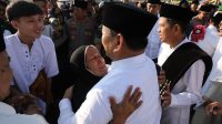 Prabowo Subianto Diserbu Emak-emak Usai Sholat Idul Adha