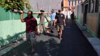 Bersama Rakyat, Koramil 04/Jebres Gotong Royong Dalam Karya Bakti Daerah Tahap VI Di Wilayah Kelurahan Pucangsawit