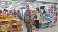Cek Harga Sembako, Babinsa Sriwedari Turun Ke Pasar Sami Luwes