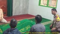 Turut Berduka Cita, Bhabinkamtibmas Polsek Cibadak Melayat Di Rumah Warga Binaan