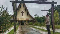 Personil Polsek Air Besar Berikan Pelayanan dan Jaminan Keamanan Kepada Jemaat Santo Yohanes Maria Vianney