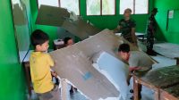 Terdampak Gempa Bantul, TNI Dan Warga Sekolah SDN 1 Kepuhsari Bersihkan Reruntuhan Plafon