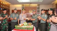 Tingkatkan Sinergitas TNI-Polri, TNI Beri Kejutan Hari Bhayangkara Ke-77 ke Mapolres Metro Tangerang Kota