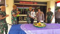 Ucapkan Selamat HUT Bhayangkara Ke-77, Batalyon Arhanud 13/PBY Bawa Nasi Tumpeng ke Mapolsek Siak Hulu