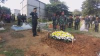 Tembakan Salvo Iringi Kepergian Prajurit Terbaiknya Dandim 0509 Pimpin Upacara Pemakaman Secara Militer