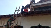 Babinsa Tukulrejo Cepat Tanggap Perbaiki Atap Masjid Pasca Gempa