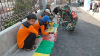 Warga Tak Mau Kalah Semangatnya Dengan Satgas Karya Bakti Daerah Tahap VI di Wilayah Kelurahan Pucangsawit