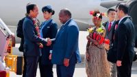 Tiba di Port Moresby, Presiden Jokowi Disambut Perdana Menteri Marape