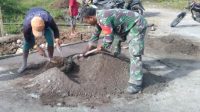 Penuh Semangat, Babinsa Dukung Pembangunan Infrastruktur Desa Binaan