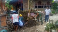 Sambut Tahun Ajaran Baru, Danramil Manyaran Pimpin Karya Bakti Bangunan Taman Kanak Kanak