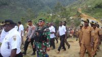 Hadir Untuk Masyarakat, Satgas Yonif 721/Mks Ikut Serta Dalam Membangun Kabupaten Lanny Jaya Papua