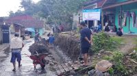 Kepala Desa Sempatkan Waktu Untuk Kontrol Pasang TPT, Padahal Waktunya Jam Istirahat Dirumah, DI Hawatirkan Ada Curang Dalam Pekerjaan