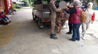 Petugas Kepolisian Bersama Satpol PP, TKSK, Dinsos, dan Puskesmas Parung Amankan Seorang Wanita Yang Alami Gangguan Jiwa Viral di Medsos