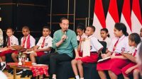 Jumpa Anak-Anak Papua, Presiden Jokowi Berikan Kuis Matematika Berhadiah Sepeda