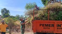 Semak Belukar Jadi Sasaran Kerja Bakti Babinsa Kelurahan Manahan Bersama Warga