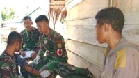 Demi Kesehatan Warga, Satgas Yonif 143/TWEJ Lakukan Pengobatan Keliling di Pedalaman Papua