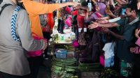 Kunjungi Pasar Pharaa, Presiden Sapa Warga dan Cek Harga Kebutuhan Pokok